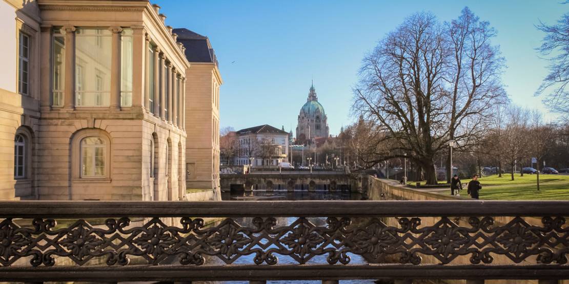 Blick von einer Brücke auf historische Gebäude.